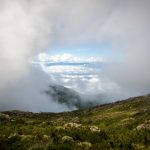 Janela se abrindo no paredão de nuvens.