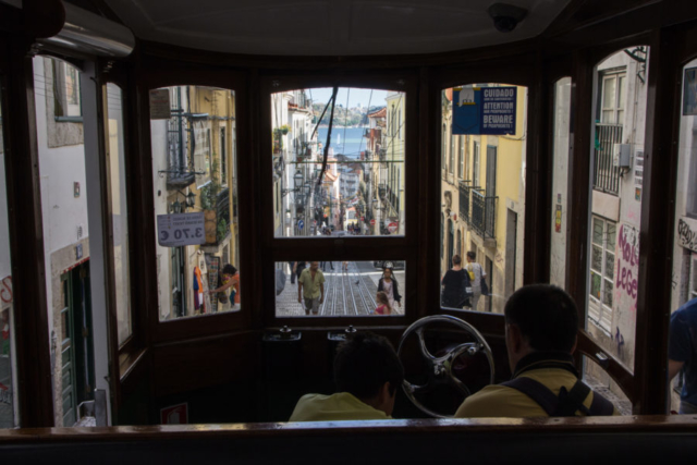 De dentro do Ascensor da Bica